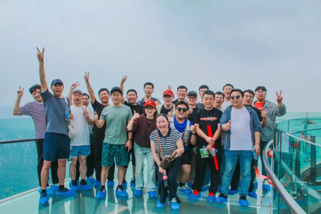 未必然团队伙伴在户外活动中合影